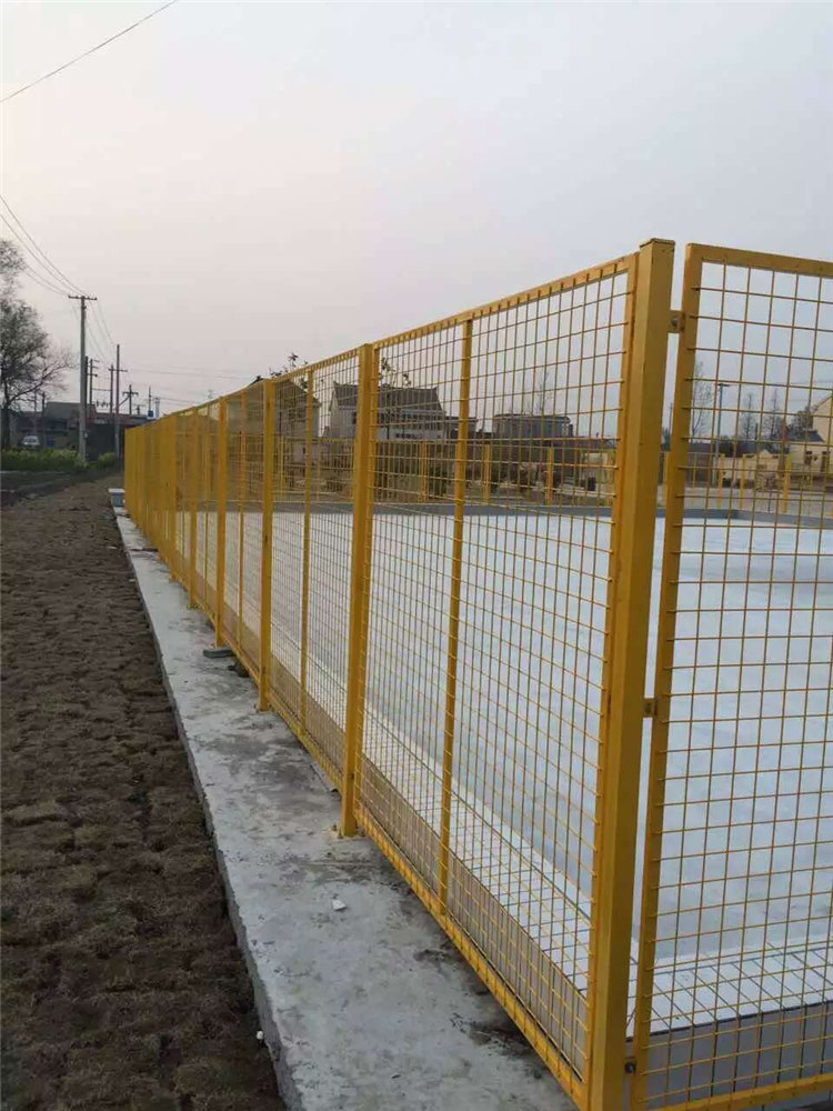 基坑防護欄臨邊和立柱是怎樣連接的?